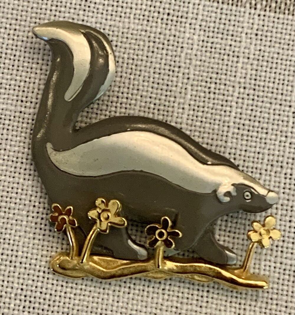 Skunk in Colored Enamel Flowers-Shields Pewter Adorable! R9 RARE
